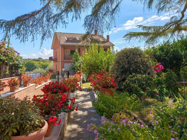 casa indipendente in vendita a Roma in zona Valle Santa