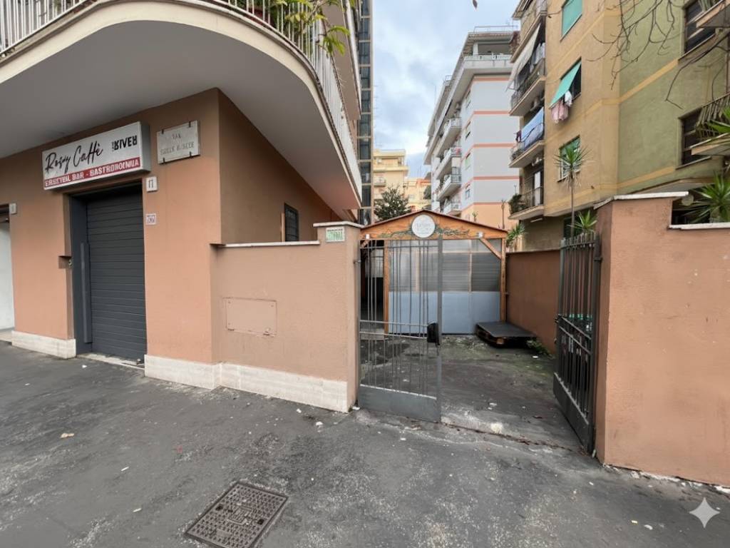 negozio in vendita a Roma in zona Prenestino-Centocelle