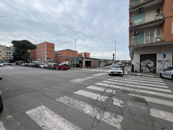 locale commerciale in vendita a Roma in zona Prenestino-Centocelle