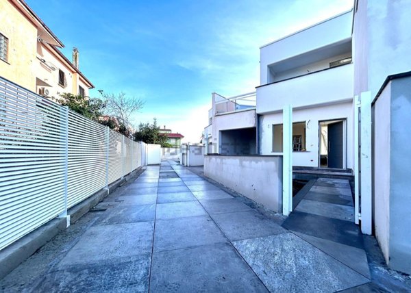 casa indipendente in vendita a Roma in zona Casal Palocco