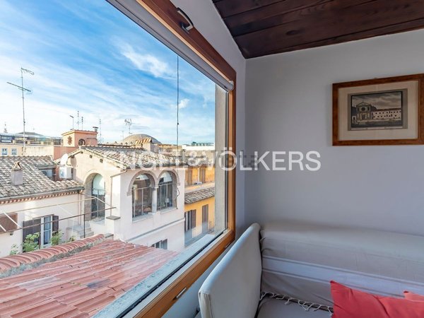 appartamento in vendita a Roma in zona Pigna - Sant'Angelo