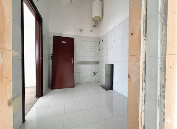 locale commerciale in vendita a Roma in zona Tor Cervara