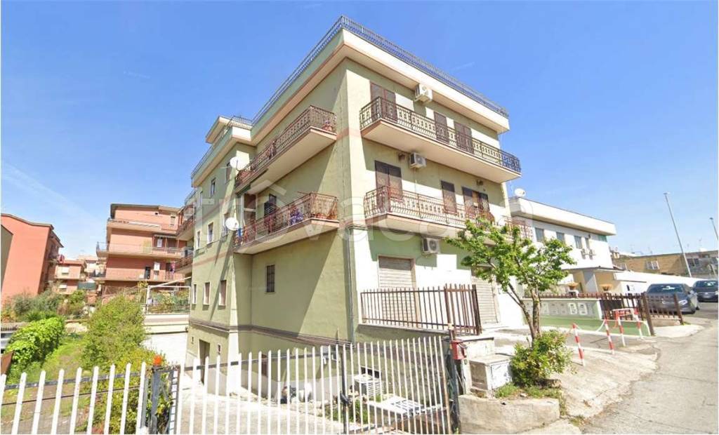 appartamento in vendita a Roma in zona Torre Angela