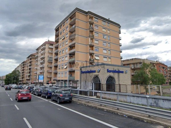 locale commerciale in vendita a Roma in zona Collatino