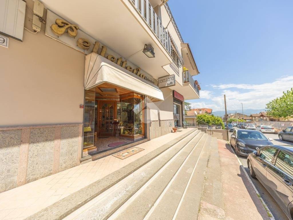 negozio in vendita a Roma in zona Castelverde