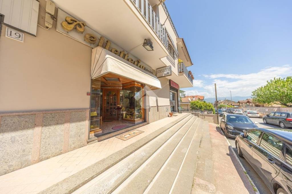 negozio in vendita a Roma in zona Castelverde