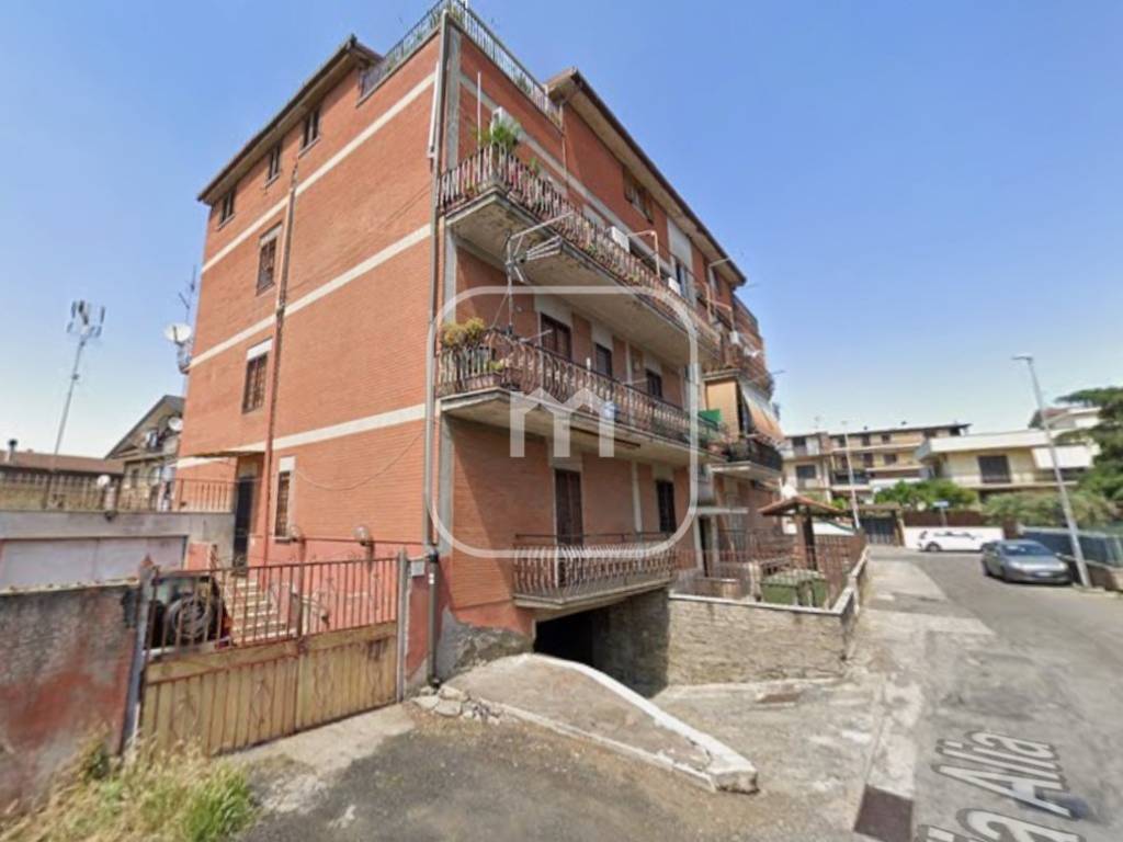 locale commerciale in vendita a Roma in zona Finocchio