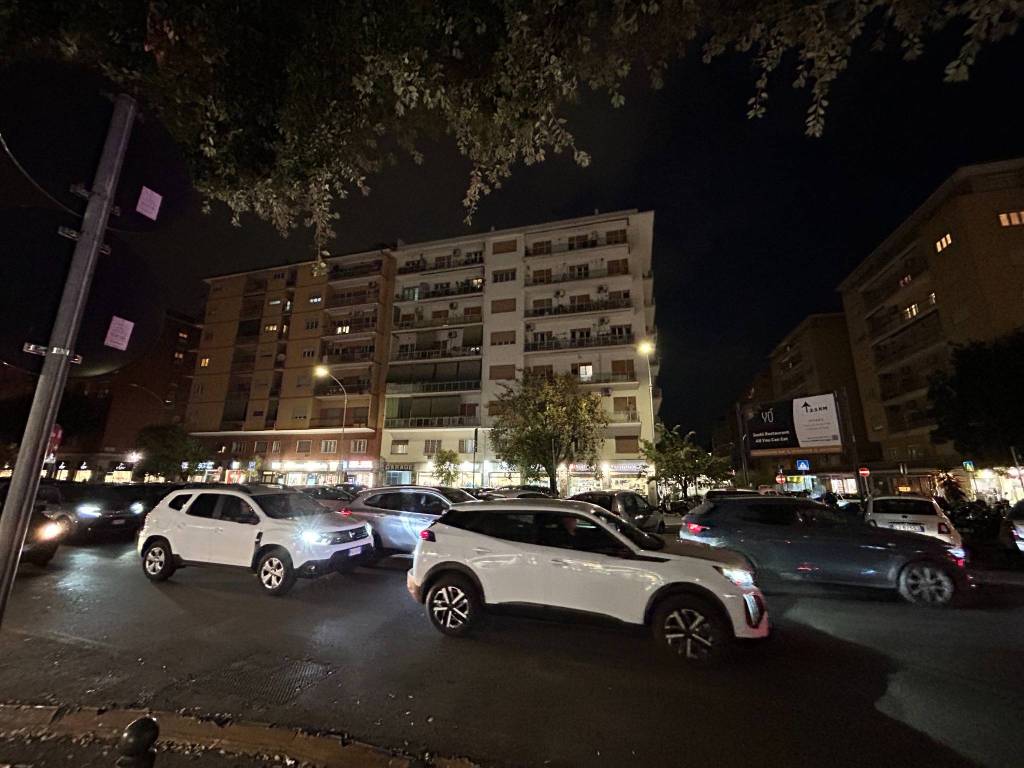 negozio in vendita a Roma in zona Cinecittà