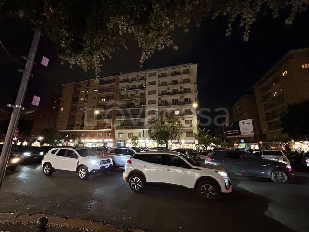 negozio in vendita a Roma in zona Cinecittà