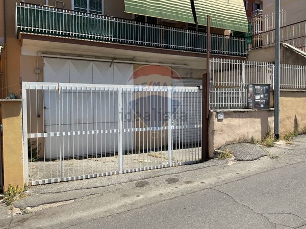 negozio in vendita a Roma in zona Torre Maura