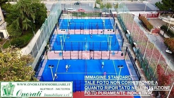 negozio in vendita a Roma in zona Tor Cervara