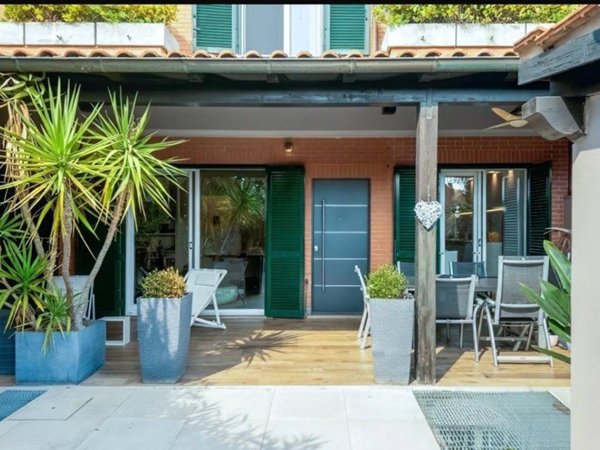 casa indipendente in vendita a Roma in zona Infernetto