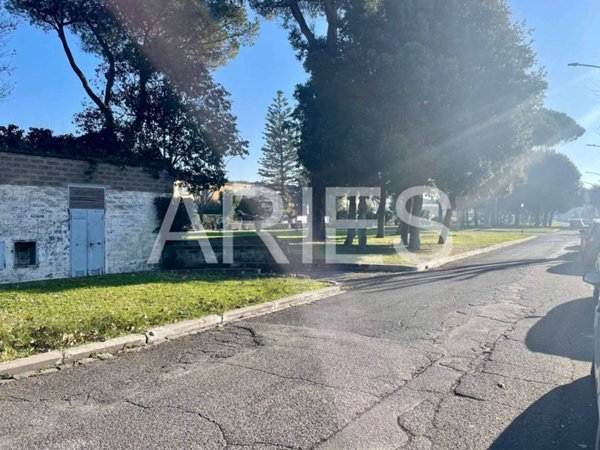 locale di sgombero in vendita a Roma in zona Casal Palocco