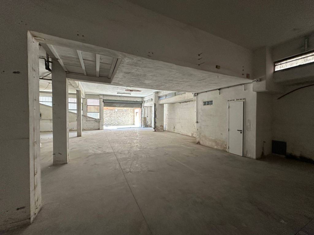 locale commerciale in vendita a Roma in zona Romanina