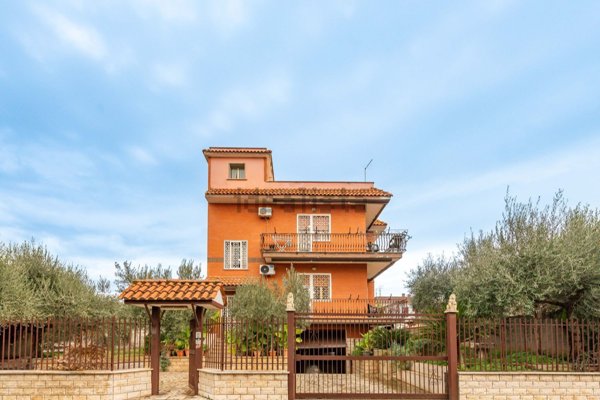 appartamento in vendita a Roma in zona Colle del Sole