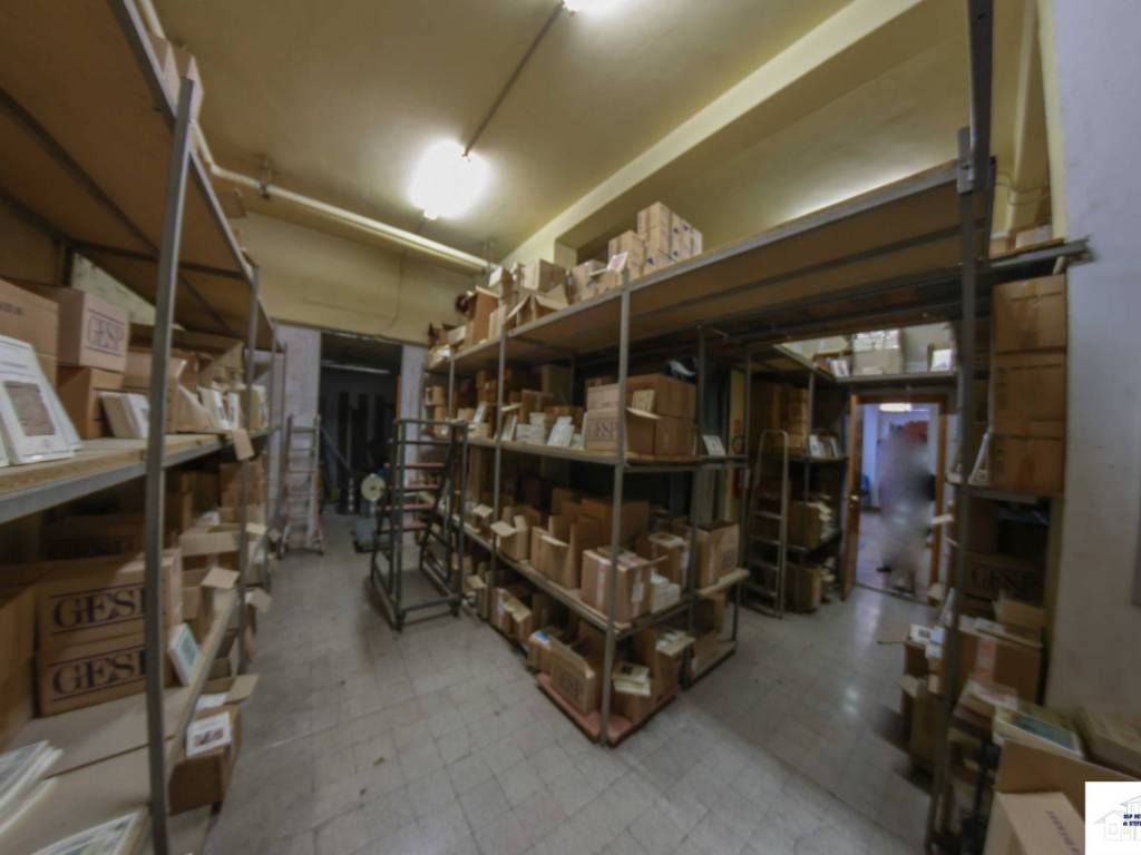 negozio in vendita a Roma in zona Tuscolano