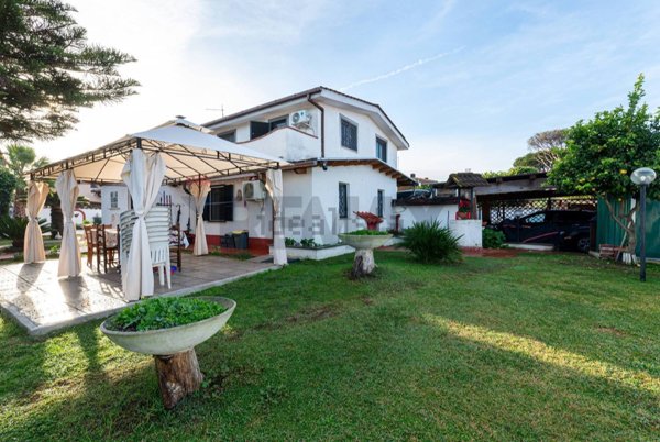 casa indipendente in vendita a Roma in zona Infernetto