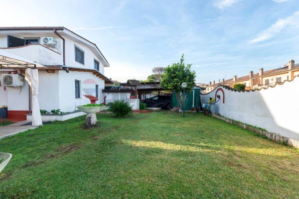 casa indipendente in vendita a Roma in zona Infernetto