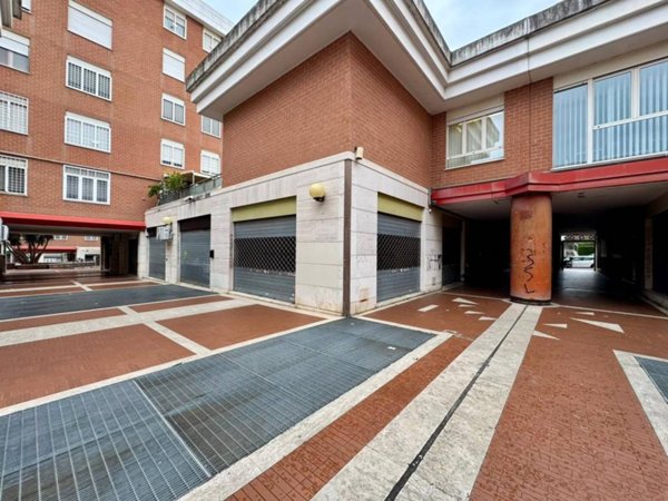 negozio in vendita a Roma in zona Ponte Mammolo