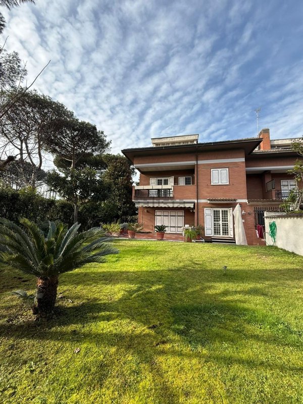 casa indipendente in vendita a Roma in zona Casal Palocco