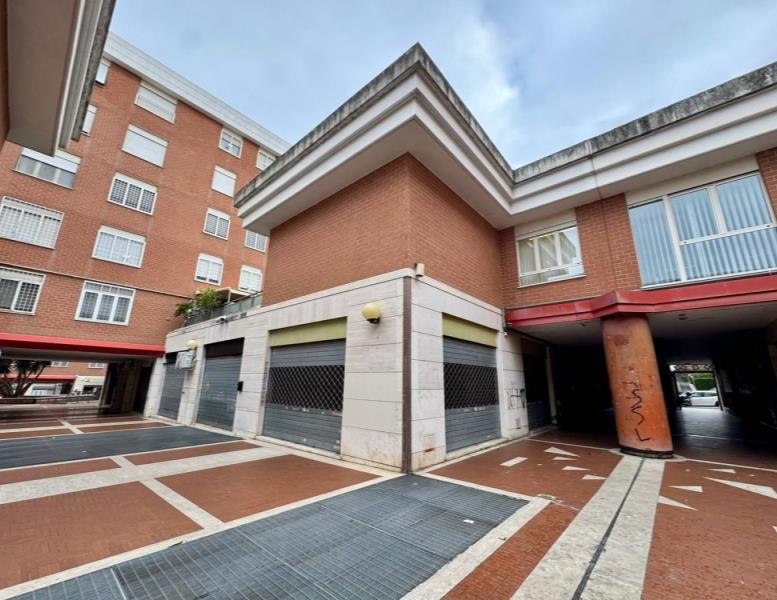 negozio in vendita a Roma in zona San Basilio