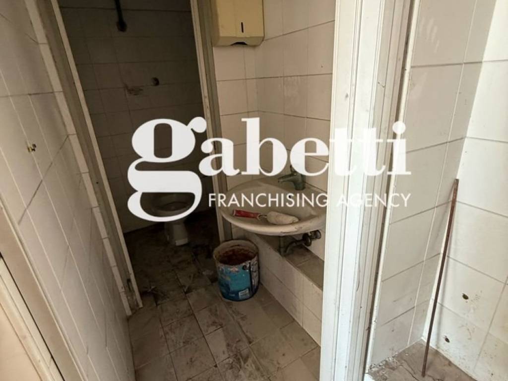 negozio in vendita a Roma in zona Prenestino-Labicano