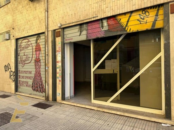 negozio in vendita a Roma in zona Cinecittà