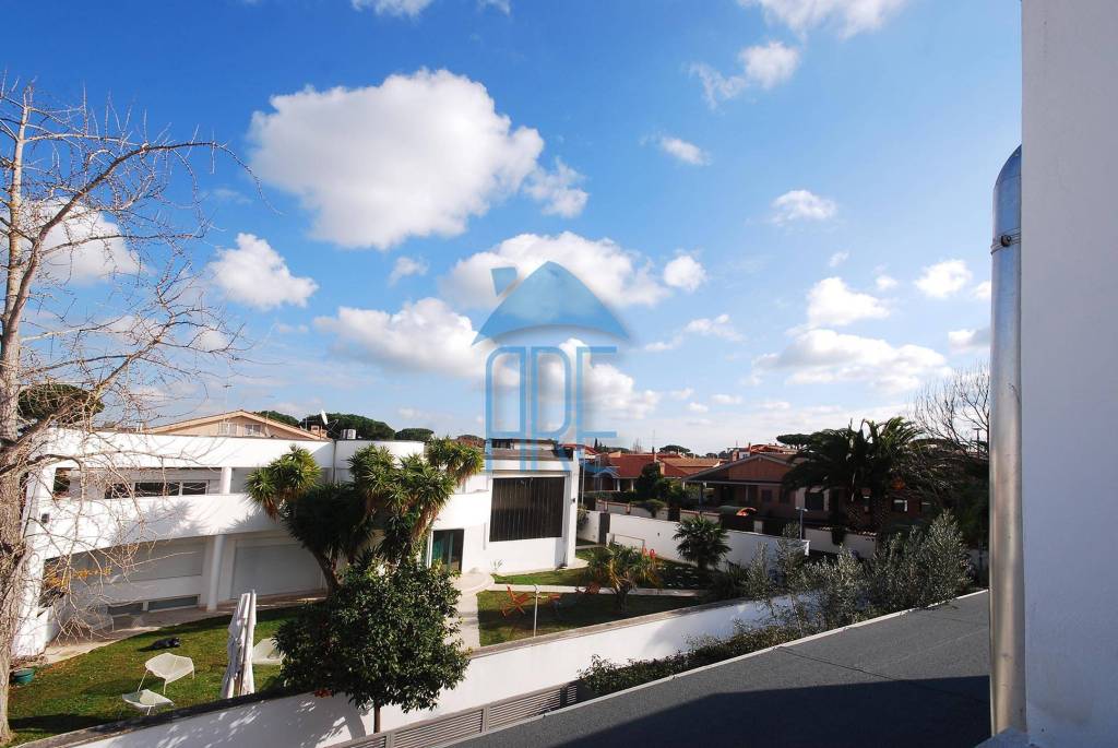 casa indipendente in vendita a Roma in zona Casal Palocco