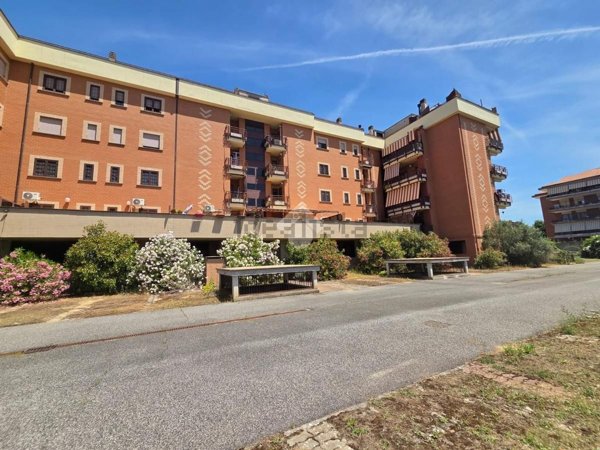 ufficio in vendita a Roma in zona Casal Morena