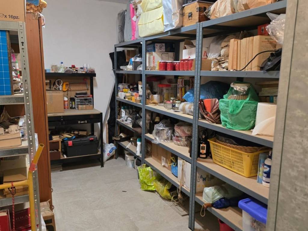 locale commerciale in vendita a Roma in zona EUR