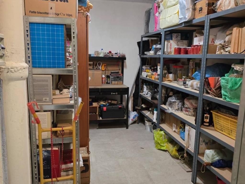 locale commerciale in vendita a Roma in zona EUR