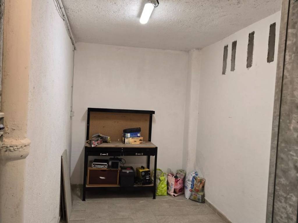 locale commerciale in vendita a Roma in zona EUR