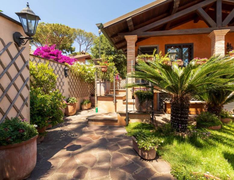 casa indipendente in vendita a Roma in zona Infernetto