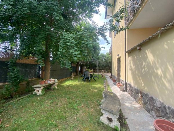 casa indipendente in vendita a Roma in zona Lago Regillo