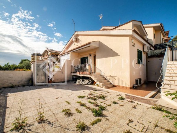casa indipendente in vendita a Roma in zona Massimina/Casal Lumbroso
