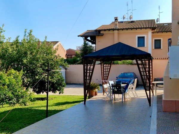 casa indipendente in vendita a Roma in zona Ostia Antica