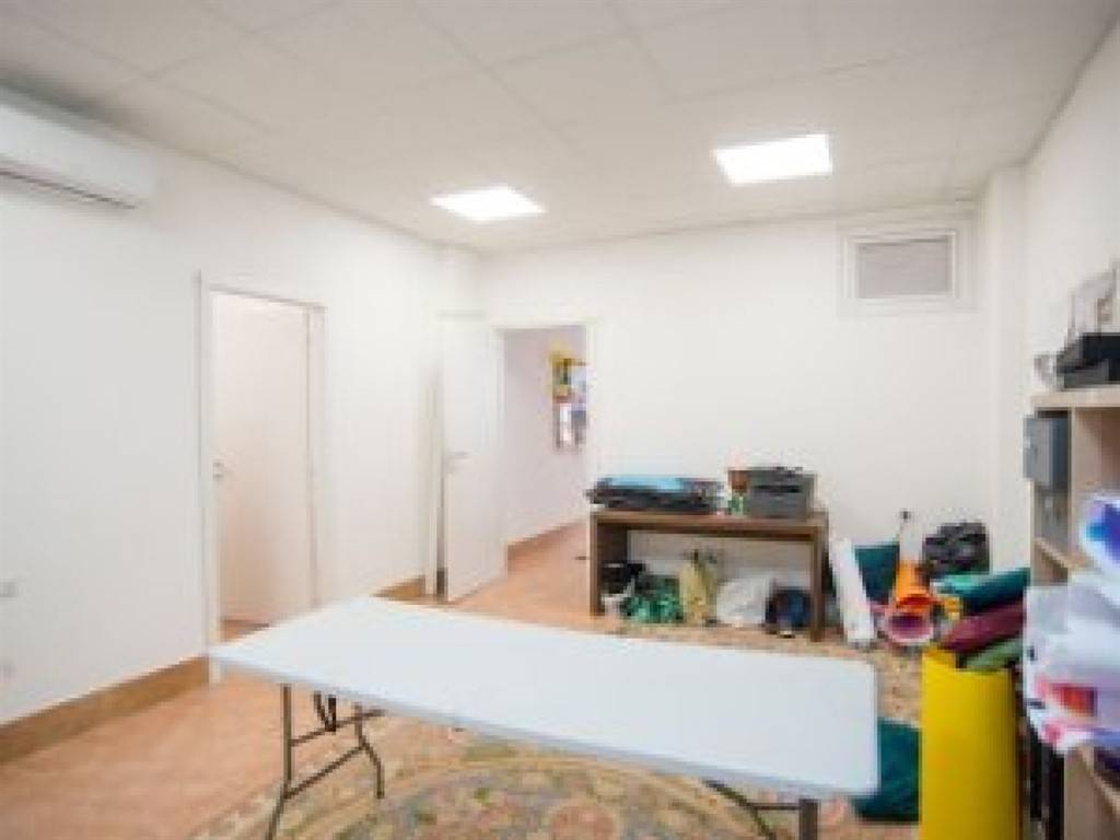 negozio in vendita a Roma in zona Tuscolano