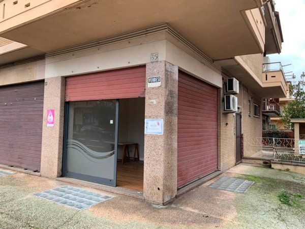 negozio in vendita a Roma in zona Osteria del Curato