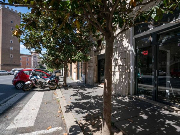 negozio in vendita a Roma in zona Rione Monti/Campitelli