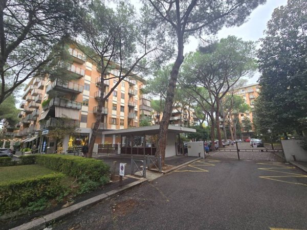 locale commerciale in vendita a Roma in zona Ardeatino