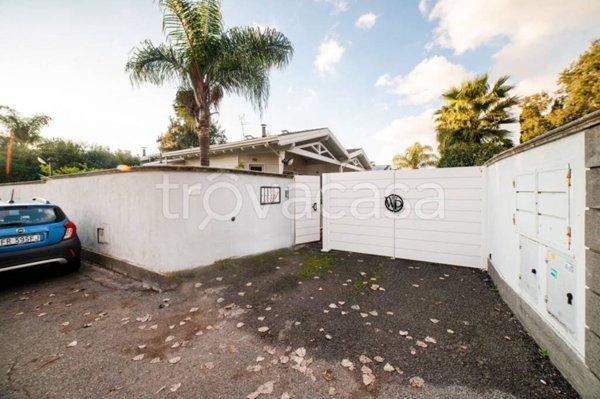 casa indipendente in vendita a Roma in zona Ostia Antica