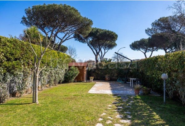 appartamento in vendita a Roma in zona Casal Palocco