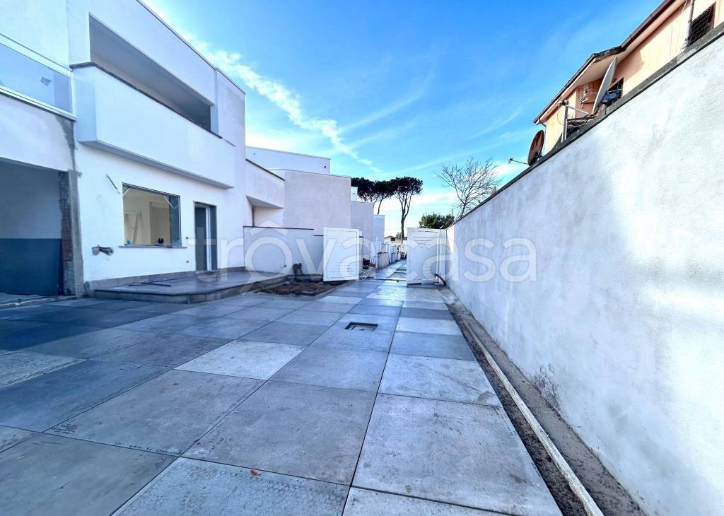 casa indipendente in vendita a Roma in zona Casal Palocco