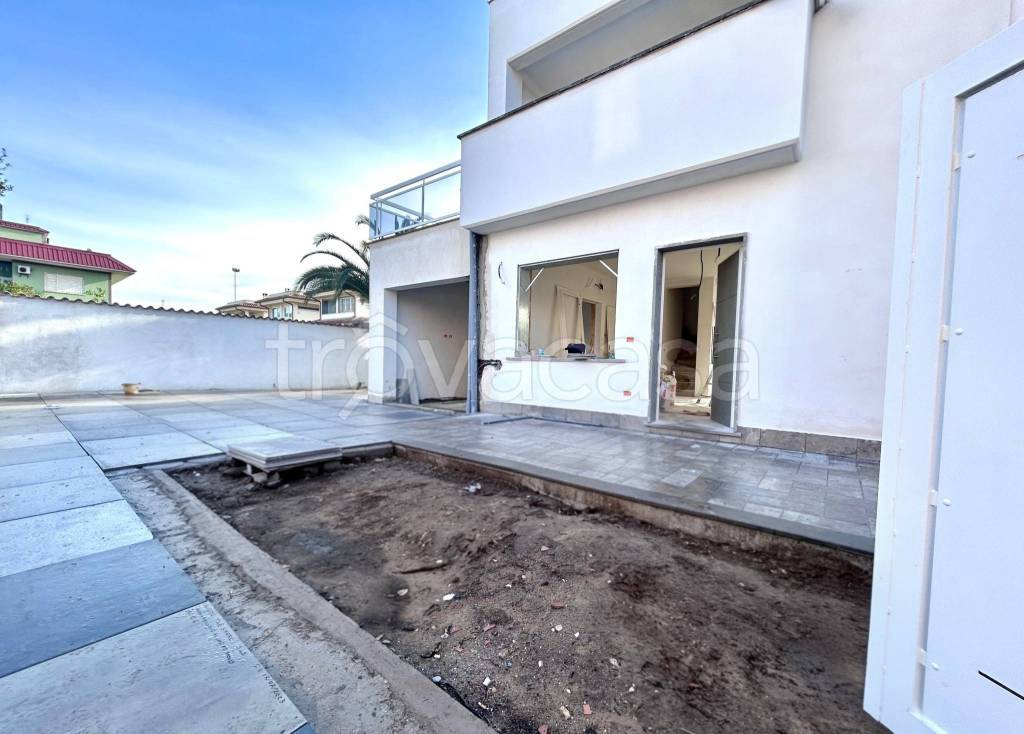 casa indipendente in vendita a Roma in zona Casal Palocco