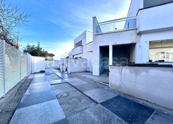 casa indipendente in vendita a Roma in zona Casal Palocco