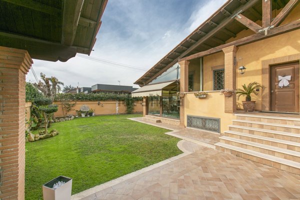 casa indipendente in vendita a Roma in zona Casal Palocco