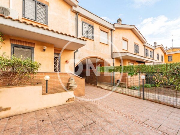 casa indipendente in vendita a Roma in zona Lunghezza