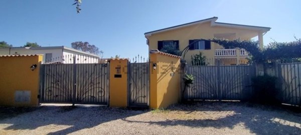 casa indipendente in vendita a Roma in zona Infernetto