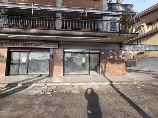 ufficio in vendita a Roma in zona Finocchio