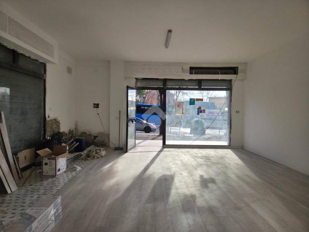 negozio in vendita a Roma in zona Finocchio